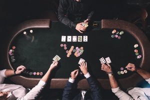 Tai sao Poker truc tuyen gioi han tuoi?